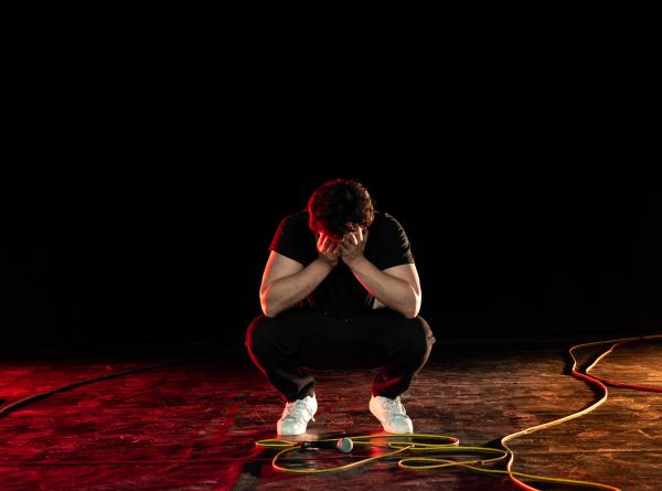 Acteur en theatermaker Armin Mola reisde de afgelopen jaren naar verschillende hoeken van ons land met zijn succesvoorstelling I love (and hate) you, Iran. Onderweg verzamelde Armin, dankzij de vele ontmoetingen en gesprekken, een schat aan informatie over de lokale cultuur. In I love (and hate) you, Belgium schetst hij op een humoristische en kritische manier wat België voor hem tot België maakt. 