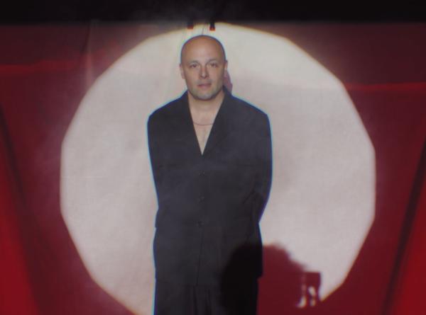 Johannes Is Zijn Naam maakt Nederlandstalige droompop. Als een onaangepaste crooner met poëtische ziel zingt en beweegt hij tussen ritmeboxen en synths. 