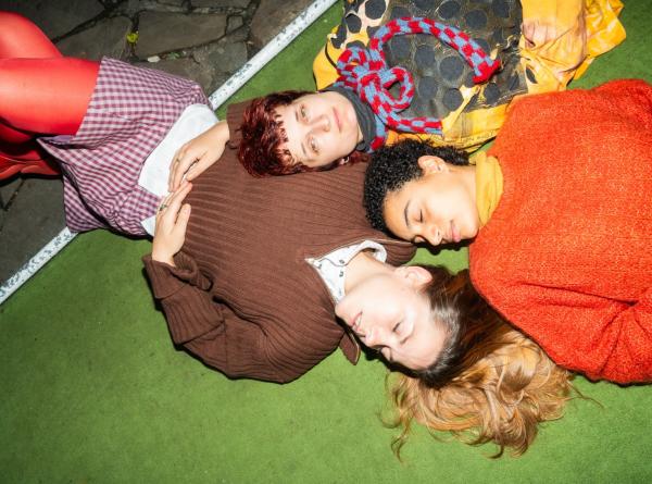 Violist-componist Elisabeth Klinck, saxofonist Adia Vanheerentals en pianist-producer Maya Dhondt zijn drie bijzondere stemmen uit de Belgische muziekscene. Samen creëren ze soundscapes waarin melodie en stilte met elkaar verweven zijn. 