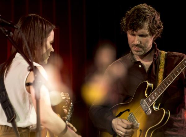 Met een pakkende stem en een rijk klankuniversum is singer-songwriter en multi-instrumentalist Mirja Klippel een opvallend talent in de alternatieve folkmuziekscene.