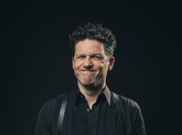 Farce Majeure gaat over macht en overmacht. Over de prutsers die wij allemaal zijn. Want laat je niks wijsmaken. Al de rest doet ook maar iets.