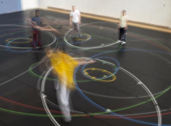 Anne Teresa De Keersmaeker buigt zich over deze vroege muzikale taal van Glass en herneemt een principe dat haar hele carrière doorkruist: minimaal abstract materiaal maximaal uitputten. 