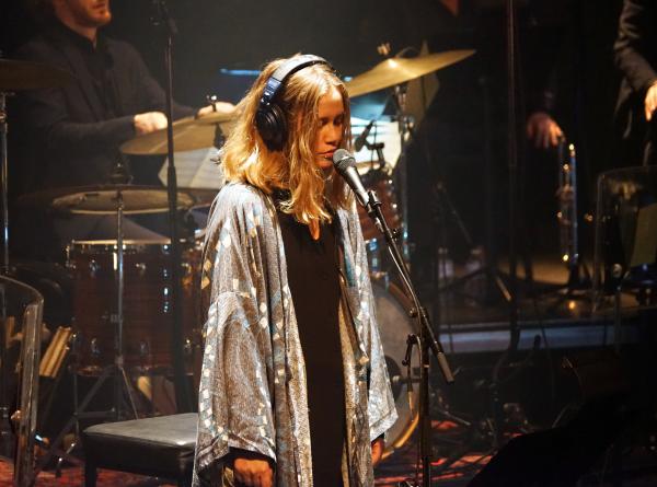 Samen met de evenwichtige kracht en het muzikale vernuft van een 17-koppig Brussels Jazz Orchestra, onderneemt Naima Joris een sfeervolle reis langs het repertoire van o.a. Amália Rodrigues, Leonard Bernstein, Cesária Évora, Abbey Lincoln en Stromae. 
