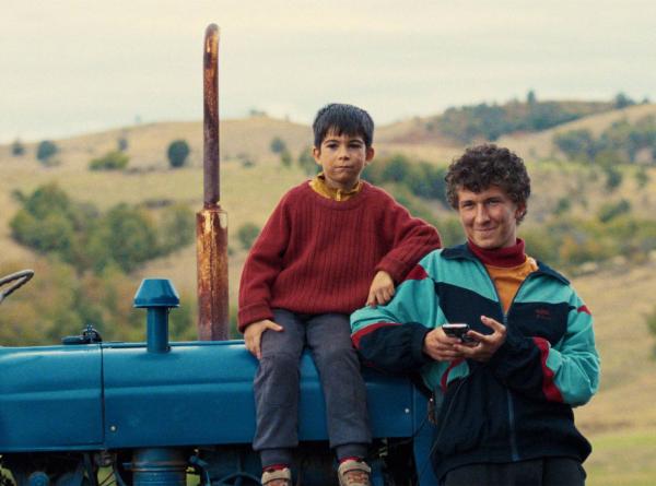 Een dj op een tractor en roze schapen in een veld. Het zijn niet de enige verrassingen in deze hartverwarmende feelgoodfilm over identiteit en tradities. Net zoals in de klassieke crowdpleaser Footloose dansen tieners zich een weg naar de vrijheid. Authentiek, toegankelijk en heel aanstekelijk. Zet die dansschoenen maar klaar.