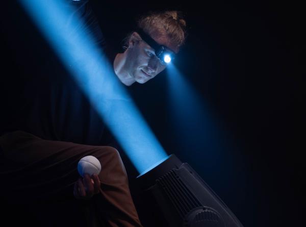 ‘Just the Moon’ is een verrassend en fysiek circus- en lichtspektakel waarin jongleren, acrobatiek en lichtspel samenkomen. Raff Pringuet deelt het podium met een moderne, gemotoriseerde theaterlamp. Een mens en een object op zoek naar wie of wat ze samen kunnen zijn.
