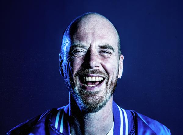 In zijn nieuwe voorstelling Stabieler herbeleeft Steven zijn maanden van confrontatie, loutering en - gelukkig - ook humor. Hij leerde dat een mens altijd succes in de toekomst plant, maar nooit het falen. 