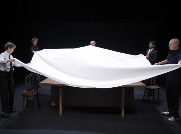 Voor Family nodigt theatermaker Louis Janssens vier spelers van verschillende generaties uit om samen met hem op het podium te staan. Ze delen verhalen over opgroeien, ouderschap, de zoektocht naar een eigen plek en de angst om alleen achter te blijven. 